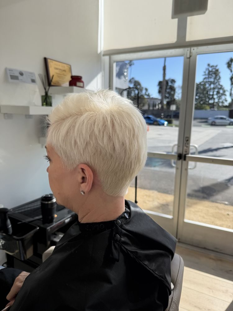 Short women's haircut, platinum blonde